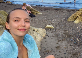 PIC: Killing Eve star Jodie Comer in Dublin having a casual swim