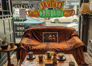 Could we BE anymore obsessed with this Friends themed café?