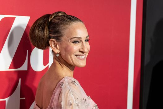 sarah jessica parker smiling for a picture
