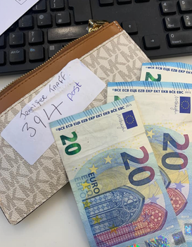 Michael Kors purse with €60 cash (three twenties) beside it