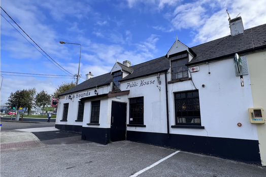 exterior of fox and hounds pub in cork