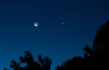 Star-gazers will be able to spot Venus tonight next to the moon